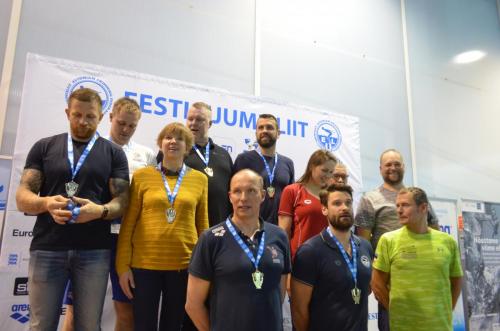 1. Sinine, 2. Must ja 3. Valge - nii nagu lipul värvidki