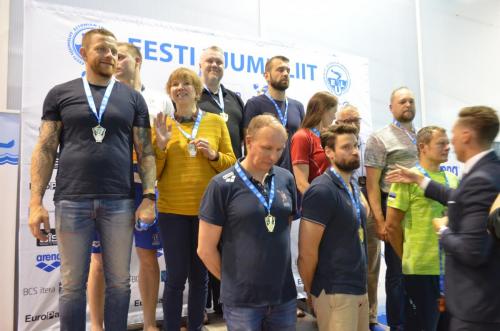 SInine ja must ja valge - täpselt nii need "mütsid" vees reastusid